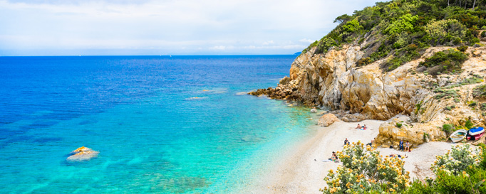 Segeln Elba: Felsenküste an blauem Meer
