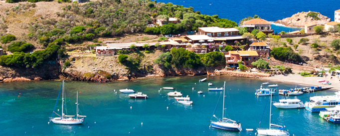 Segeln Korsika: Segelboote in kleiner Anlegestelle