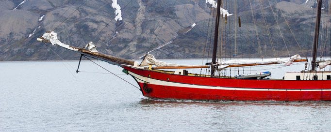 Segeln Norwegen: Rotes Segelboot