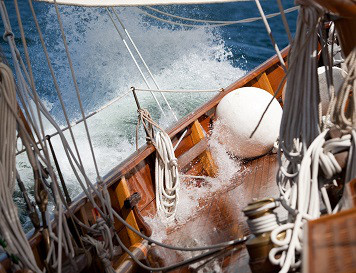 Abschluss einer Bootshaftpflicht Bootshaftpflicht: Segelboot in Gefahrensituation