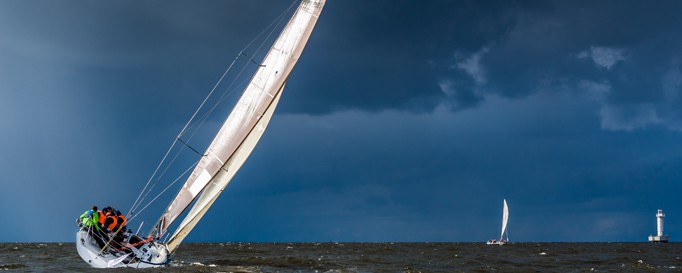 Segelboot unterwegs auf Atlantik