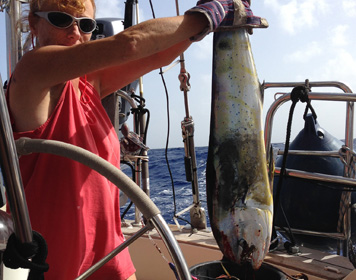 Beate Eggers präsentiert den gefangenen Fisch