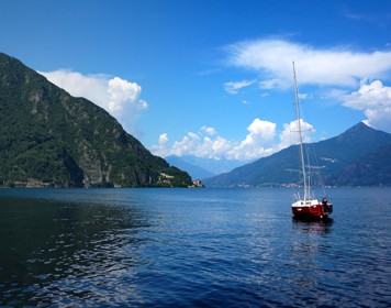 Segelboot im felsigen Segelrevier