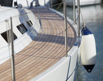 Boots-Kaskoversicherung Boots-Kaskoversicherung: Deck eines Segelbootes