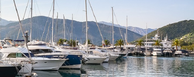 Bootshaftpflicht Yacht-Beschlagnahmeversicherung: Segelboot beschlagnahmt und festgeknotet