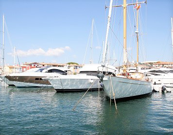 Charterversicherung: Segelboote im Hafen