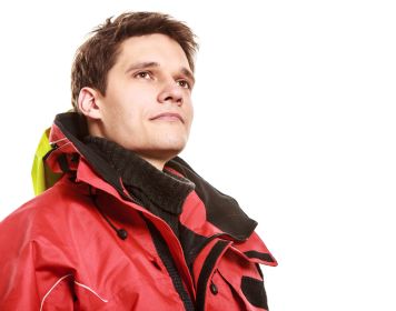 Die passende Segeljacke finden Segler mit roter Segeljacke
