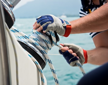 Wichtige Segel Accessoires: Bordarbeit mit robusten Segelhandschuhen