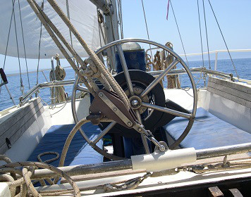 Halse-Manöver Segelboot Steuerrad