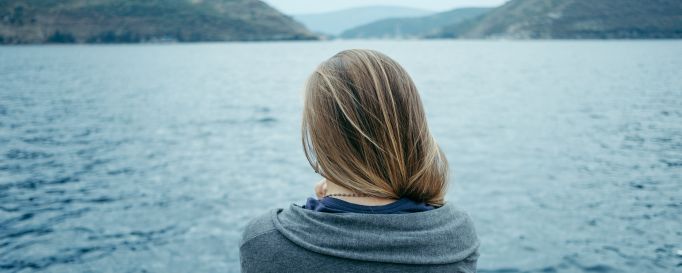 Informationen zu den Mitteln gegen Seekrankheit Seekranke Frau