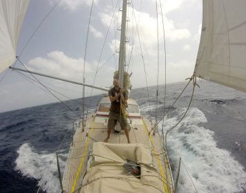Joachim Willner auf der Atanga Die Atanga bei der Atlantiküberquerung