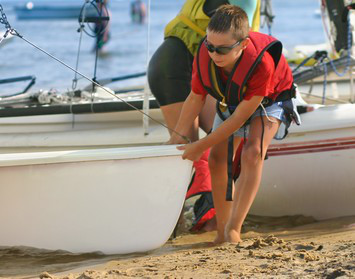 Jüngstensegelschein: Kind zieht Boot aus dem Wasser