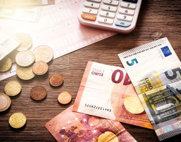 Kosten für den Sporthochseeschifferschein Kosten für den Sporthochseeschifferschein: Geld auf Tisch