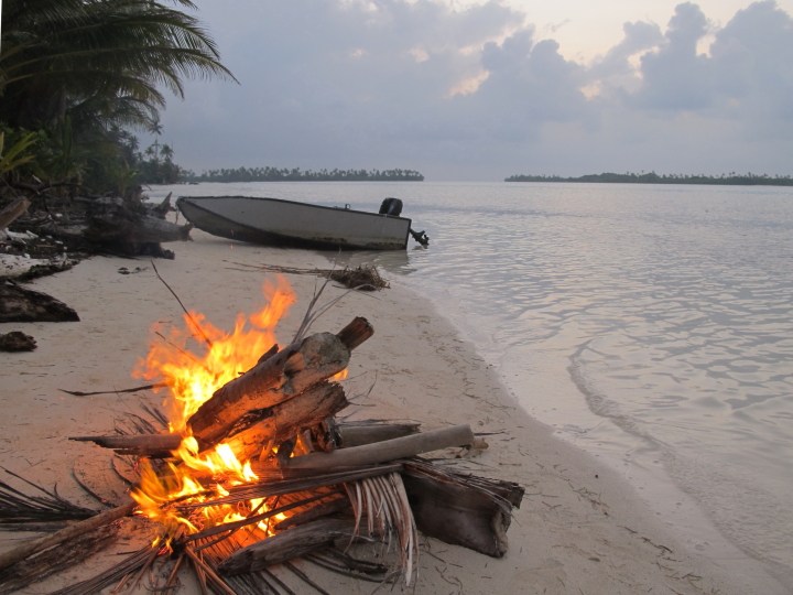 Lagerfeuer zeitwärts Lagerfeuer am Strand