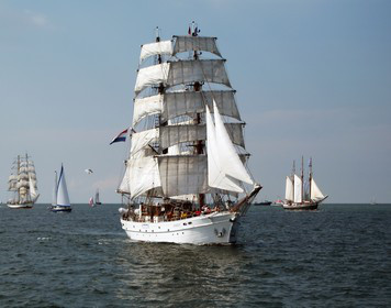 Mit dem Sportseeschifferschein auch Traditionsschiffe segeln Traditionsboot auf See: Mit dem Sportseeschifferschein segeln