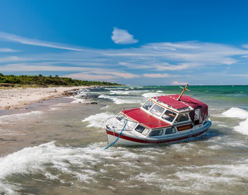 Mit der Charter-Folgeschadenversicherung stranden Sie nicht Charter-Folgeschadenversicherung: gestrandete Yacht