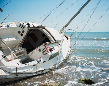 Skipperhaftpflicht: gestrandete Segelyacht am Strand