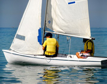 Zwei Kinder auf Boot lernen das Segeln