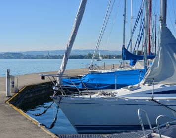 Mitsegeln: Segelboot am Hafen