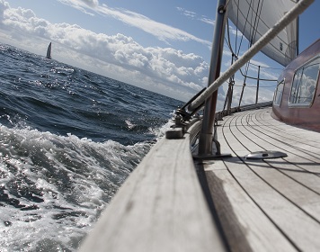 Mittel gegen Seekrankheit: Reling eines Segelboots