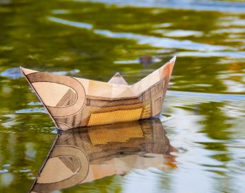 Mögliche Kosten beim Sportküstenschifferschein Kosten Sportküstenschifferschein: Segelboot aus Geld gefaltet