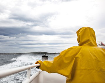 Ölzeug zum Segeln Person mit Ölzeug beim Segeln