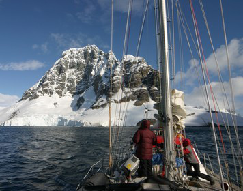 Packliste zum Segeln in kalten Revieren Packliste zum Segeln: Segelboot in der Arktis