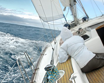 Prüfung zum Sportseeschifferschein: Frau auf Segelboot