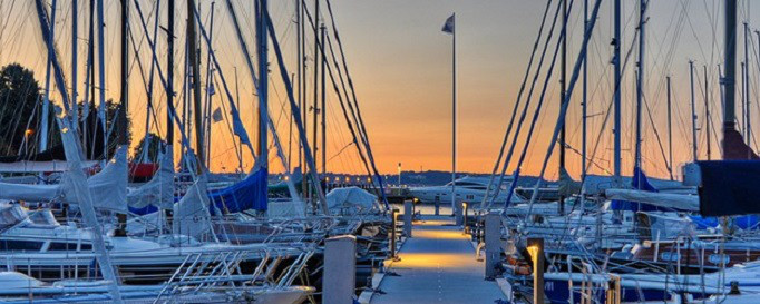 Reiserücktrittsversicherung: Segelboote im Hafen bei Sonnenuntergang Reiserücktrittsversicherung: Segelboote im Hafen bei Sonnenuntergang