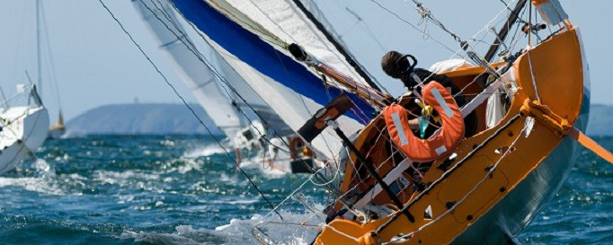 Risikolebensversicherung: Segelboot kurz vor dem Kippen Risikolebensversicherung: Segelboot kurz vor dem Kippen