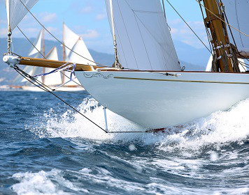 Rundum abgesichert mit der Charterversicherung Charterversicherung: Segelboot auf See