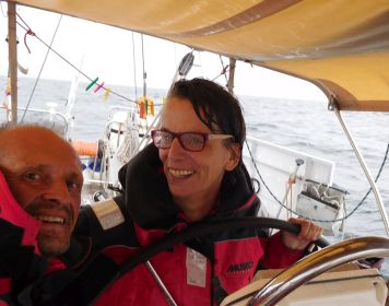 Sabine und Joachim auf ihrer Atanga SY Atanga mit Crew