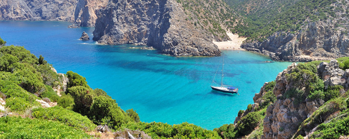 Segeln Sardinien: Türkises Wasser in Bucht