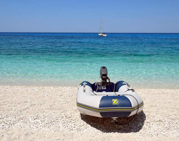 Das Schlauchboot der SY Nambawan am Strand