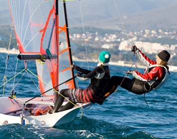 Segler in voller Segelbekleidung und Segelmütze