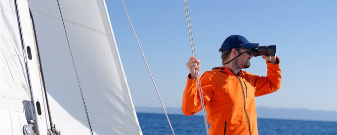 Segelbekleigung Mann in Segelkleidung