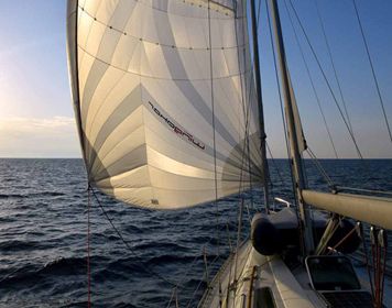 Segelboot UNTER SEGELN Segelboot auf dem Meer