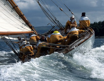 Segelcrew beim Erfüllen der Aufgaben an Bord