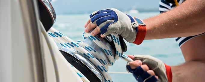 Segelhandschuh Person mit Segelhandschuhen