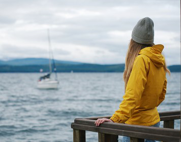 Segeljacken Klassiker: Das gelbe Ölzeug Segeljacken Klassiker: Frau trägt gelbes Ölzeug