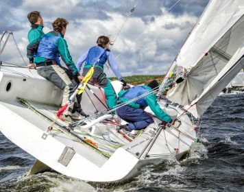 Segelkommando: Crew bei Manöver Segelkommando: Crew bei Manöver