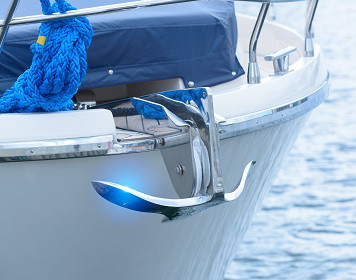 Segelmanöver vor Anker: Anlegen im Hafen Segelboot mit Anker