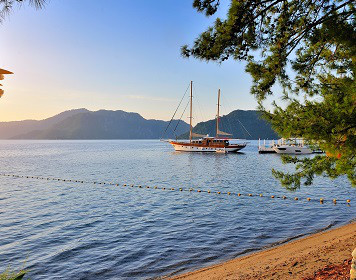 Segeln an der Türkischen Riviera Segelboot an der Türkischen Riviera