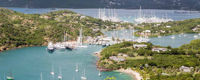 Segeln Antigua: Hafen zwischen Inselübergängen