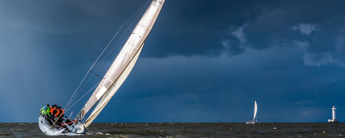 Segeln Atlantik Segeln Atlantik: Segelboot vor dunklem Himmel