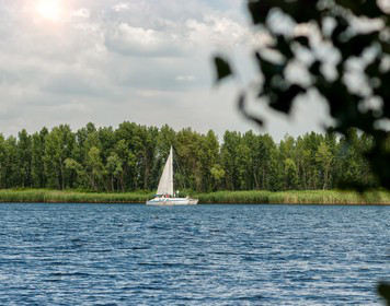 Boot segelt auf Binnengewässer