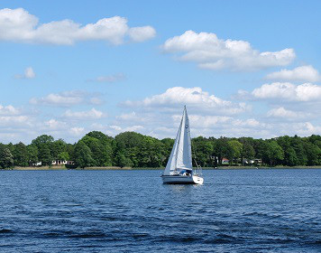 Segelboot auf Binnengewässer