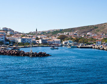 Segeln auf der Türkischen Ägäis Küstenstadt an der Türkischen Ägäis