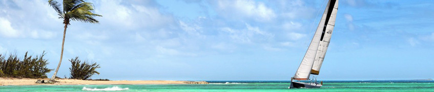 Segeln Bahamas: Segelboot an karibischer Küste