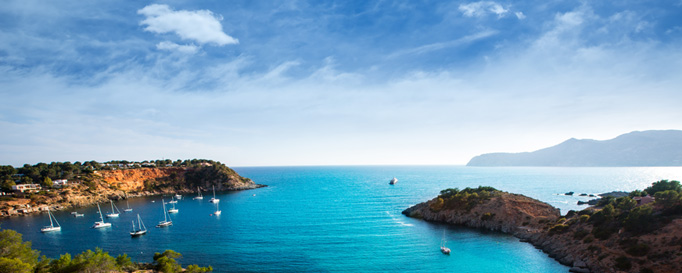 Segeln Costa Brava: Horizont hinter städtischer Küste